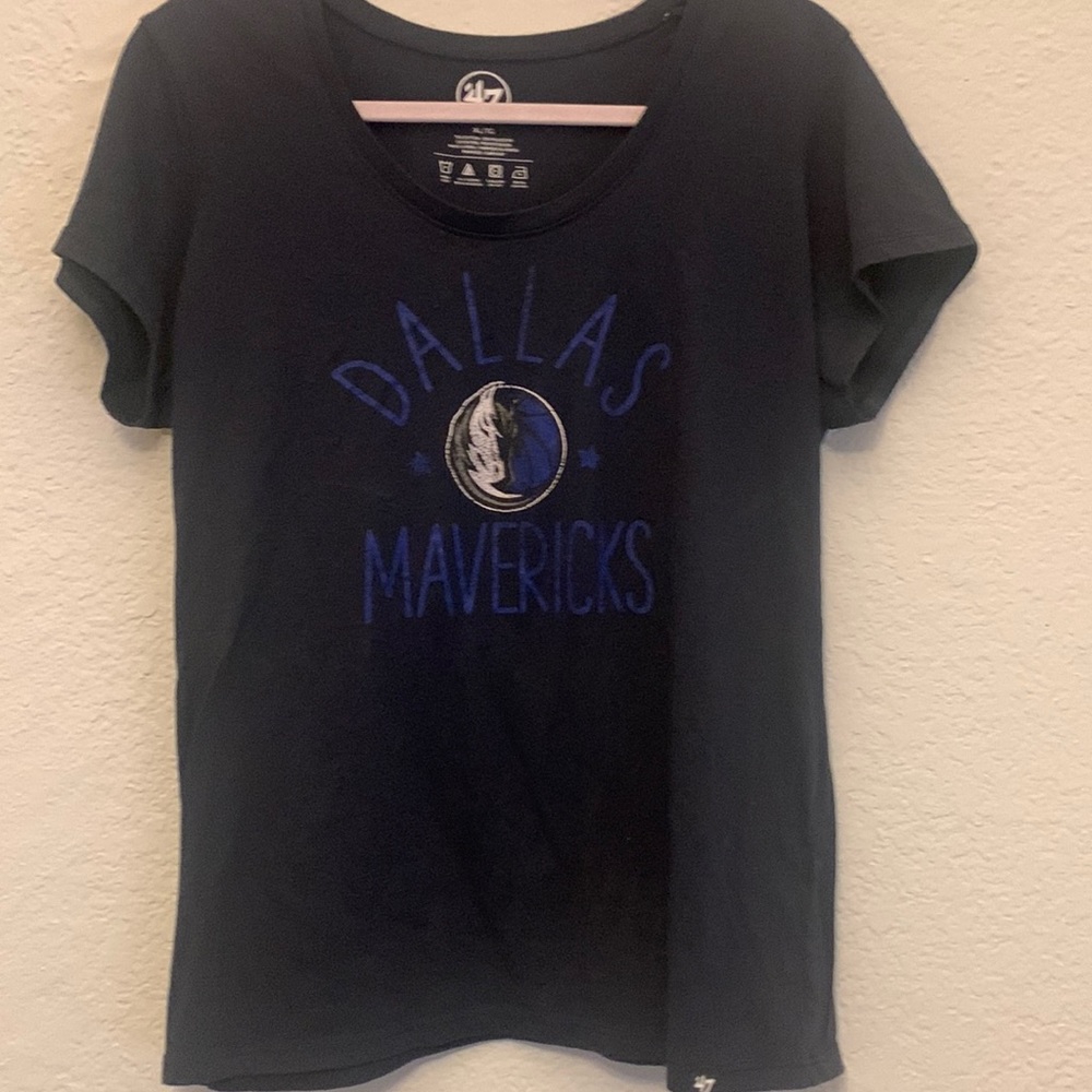 Dallas Maverick’s Basketball V-neck Tee XL